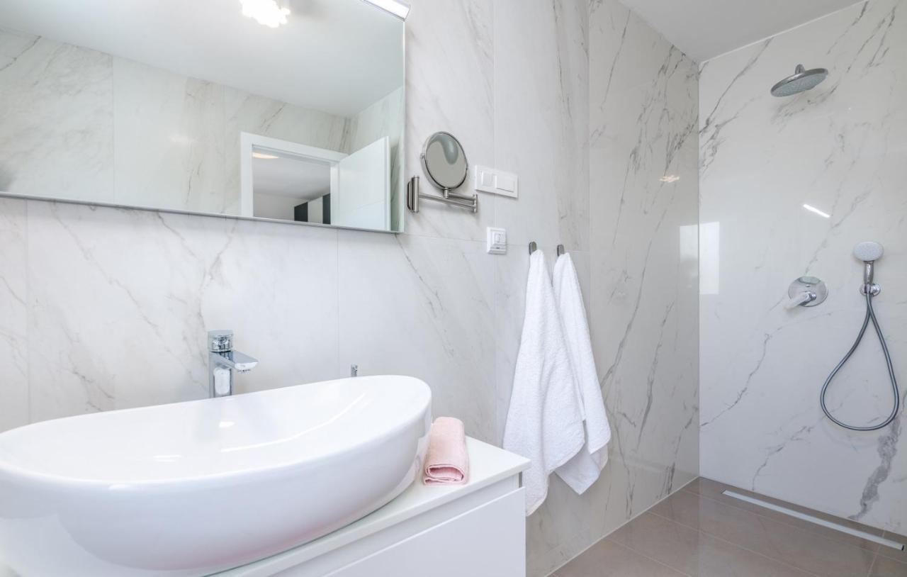 ונטאצ'יצ'י Modern Apartments Elle Malinska מראה חיצוני תמונה